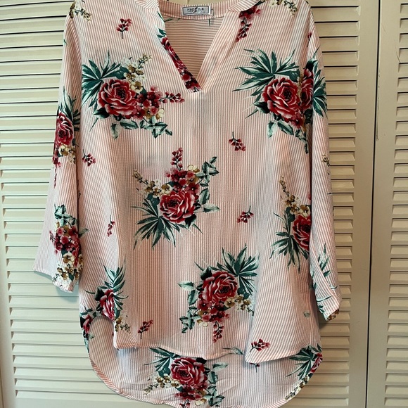 Profile Apparel NWOT Ladies Size Large Floral 3/4 Sleeve V-Neck Hi-Lo Top. - Picture 9 of 12